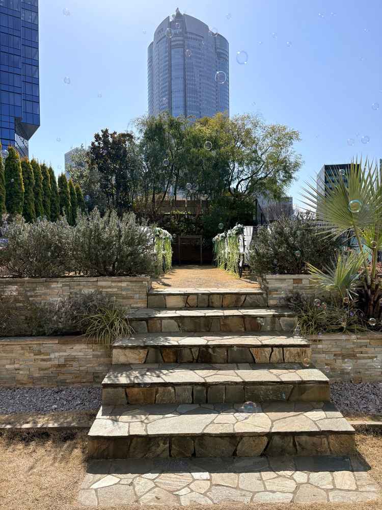 ガーデンチャペルは青空に緑が映えてとても魅力的でした。