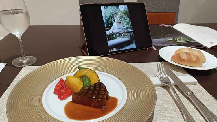 お肉料理の試食をさせてもらいました。程よい塩味のある味付けで美味しかったです。
