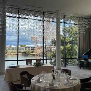 披露宴会場は目の前が菖蒲池で全面ガラス張りなので開放感がありました。