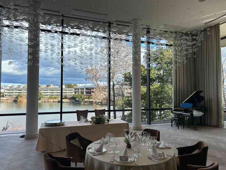 披露宴会場は目の前が菖蒲池で全面ガラス張りなので開放感がありました。