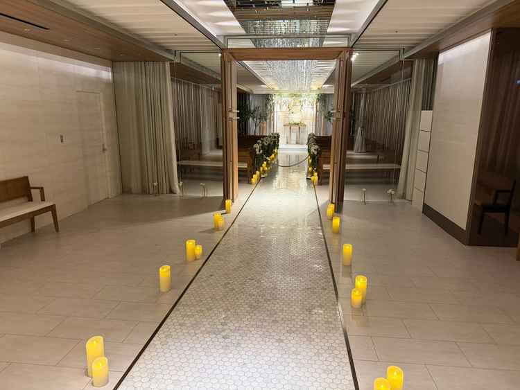 チャペルですが、手前にマザーズロードというここだけの道があります