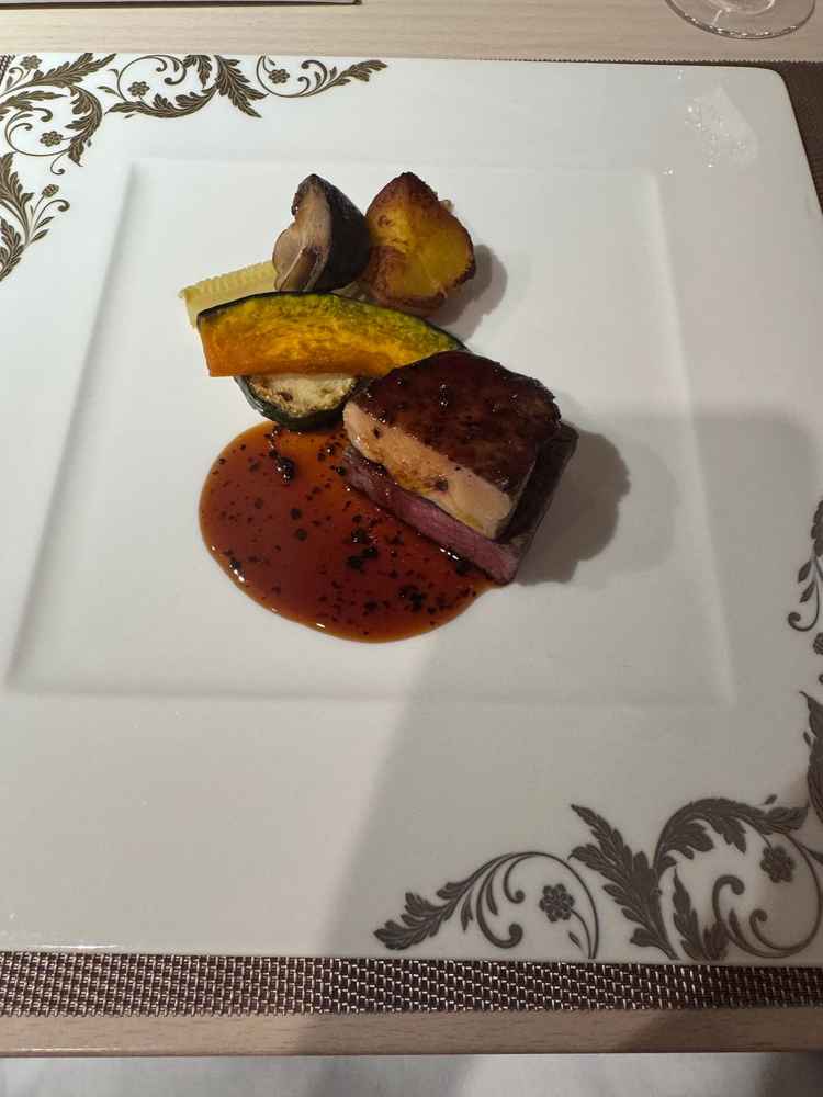メインの肉料理。肉質ソースフォアグラ全て美味しかった。