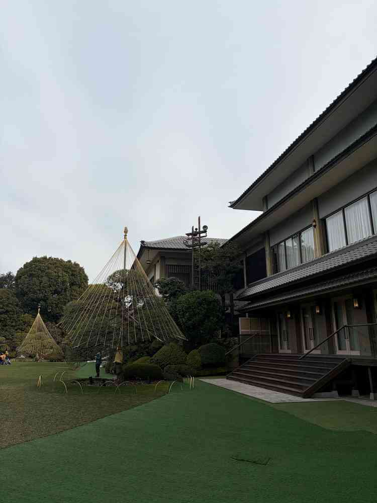 挙式会場、披露宴会場が取り囲む庭園