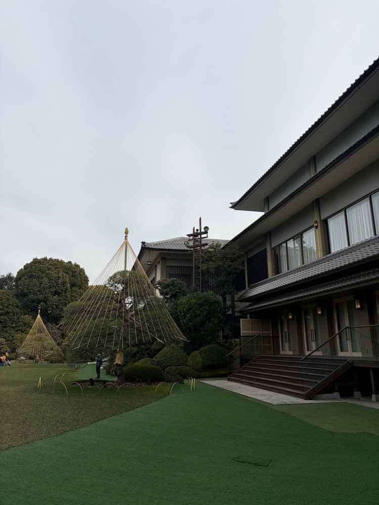 挙式会場、披露宴会場が取り囲む庭園