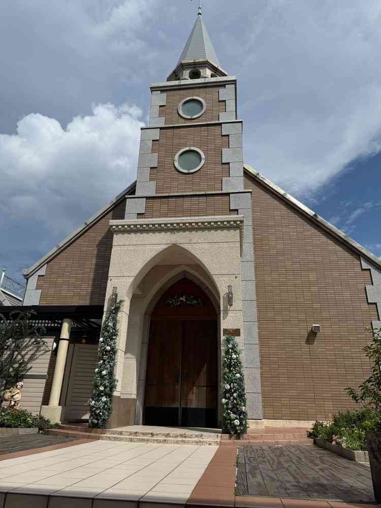 チャペルの外観です。晴れの日はここで写真を撮ることができます。屋上にあるチャペルは珍しいとのことです