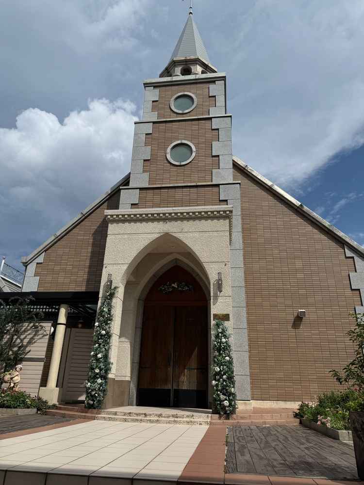 チャペルの外観です。晴れの日はここで写真を撮ることができます。屋上にあるチャペルは珍しいとのことです