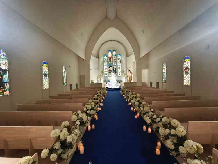 挙式会場内観。想定よりもモダン。