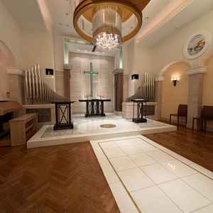 他のホテルのチャペルと比べ一列目の距離が長く取られており、一列目に座る両親からも全身がきちんと見える