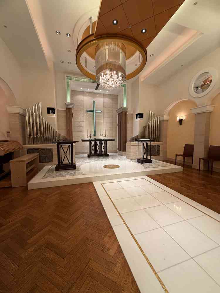 他のホテルのチャペルと比べ一列目の距離が長く取られており、一列目に座る両親からも全身がきちんと見える