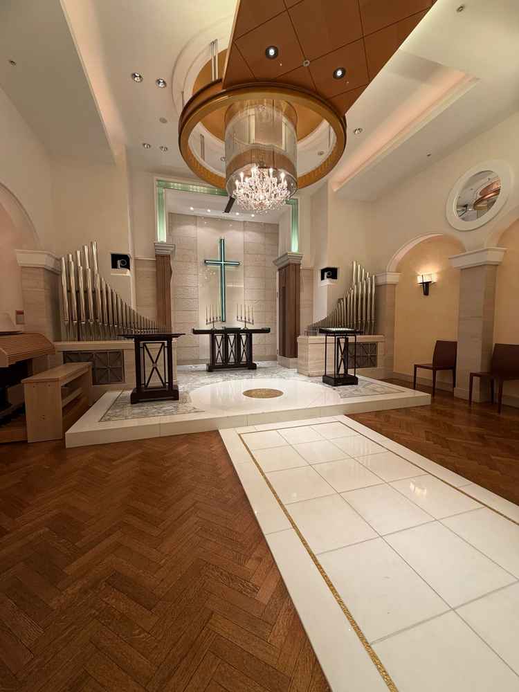 他のホテルのチャペルと比べ一列目の距離が長く取られており、一列目に座る両親からも全身がきちんと見える