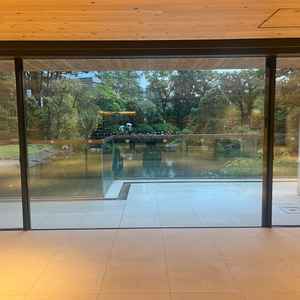 この場所に椅子を並べて挙式会場として使っているそうです。お庭が綺麗に見えて素敵でした。