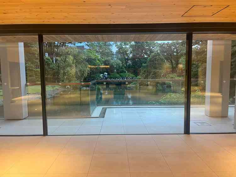 この場所に椅子を並べて挙式会場として使っているそうです。お庭が綺麗に見えて素敵でした。