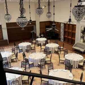 披露宴会場には階段があるため、お色直しで上から搭乗することもできる。内装にもこだわっている。