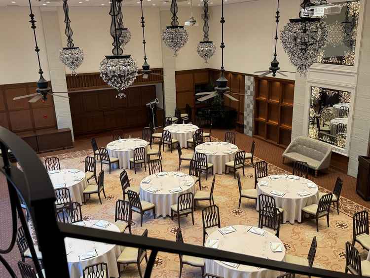 披露宴会場には階段があるため、お色直しで上から搭乗することもできる。内装にもこだわっている。