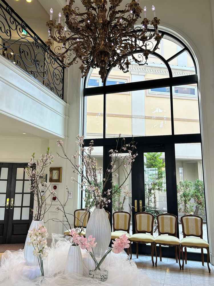 正面入り口入ってすぐの部屋。フローリストが季節に合わせたお花を飾っているそう。