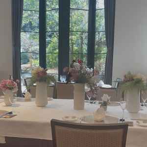 試食会場のお部屋。規模は〜80人ほどが理想だそうです。7.8組いました。お庭に面した窓が素敵でした。