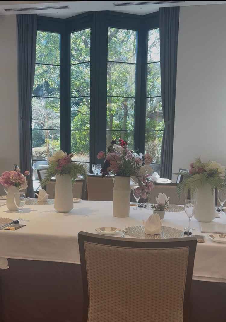 試食会場のお部屋。規模は〜80人ほどが理想だそうです。7.8組いました。お庭に面した窓が素敵でした。