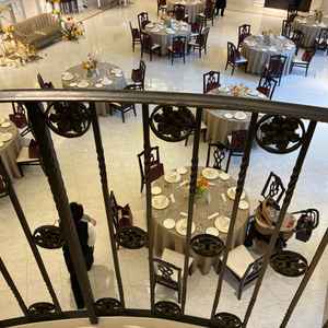 新郎新婦が階段上から登場する