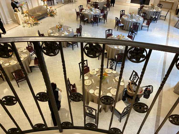 新郎新婦が階段上から登場する