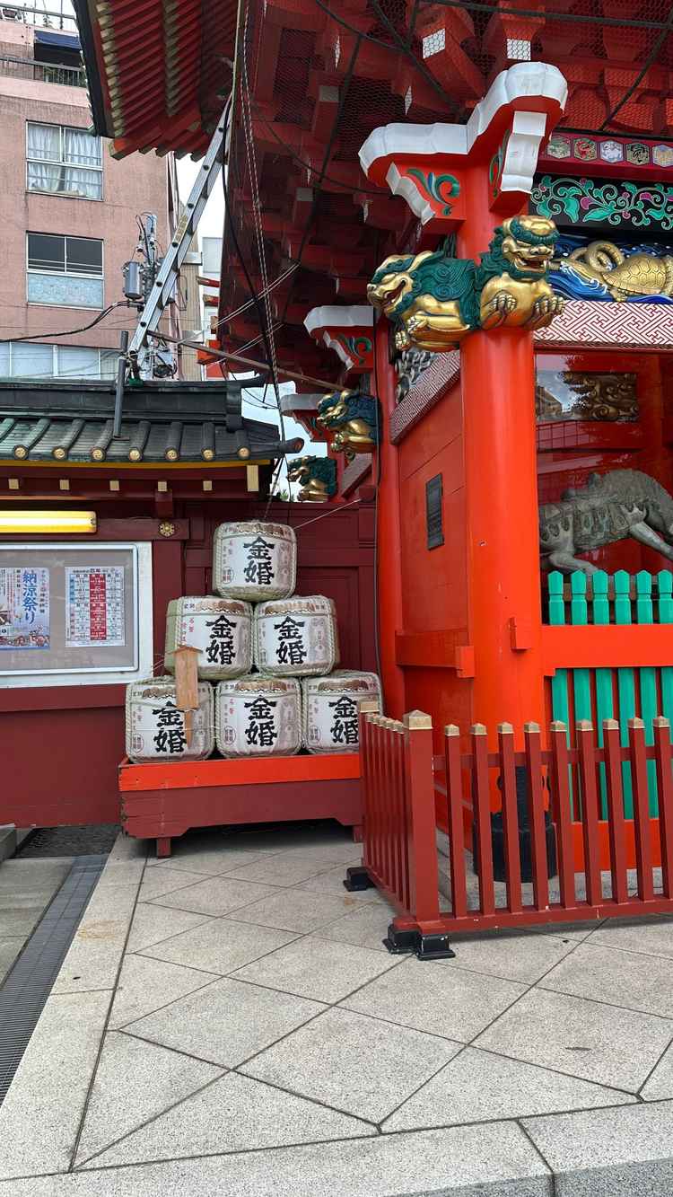 神社の境内の金婚樽