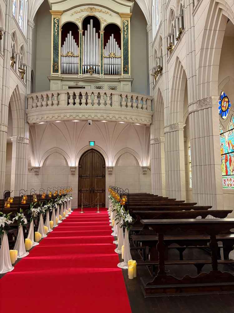 後方には迫力満点のパイプオルガン。