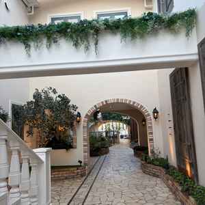 披露宴会場までの道が楽しいです。