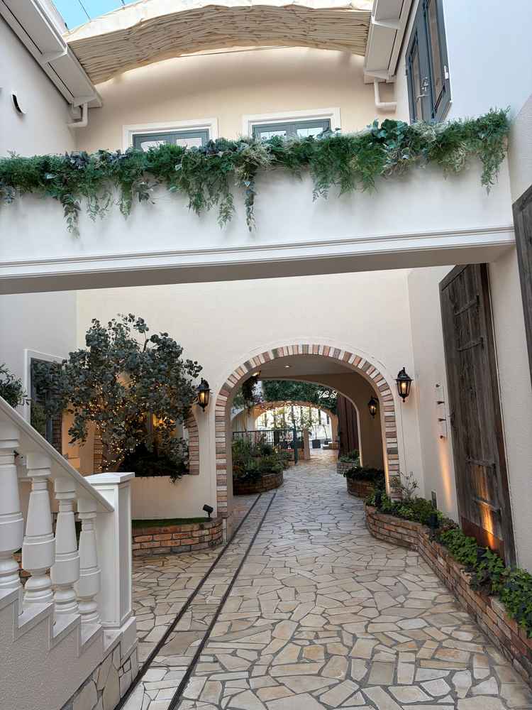 披露宴会場までの道が楽しいです。