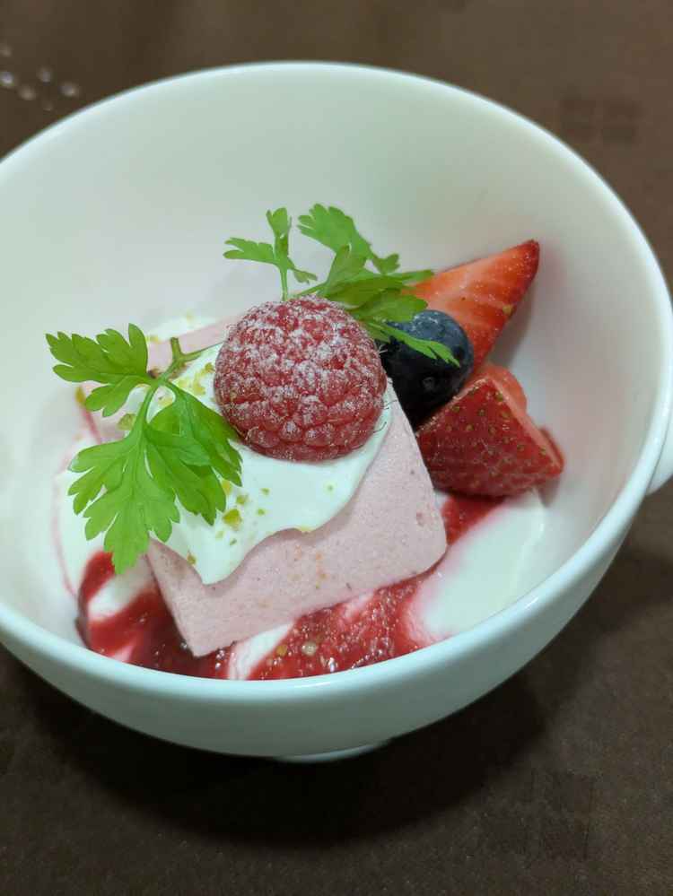 本日のデザートはいちごのムースでした。甘すぎず酸っぱすぎず非常にいい塩梅でいただけました。