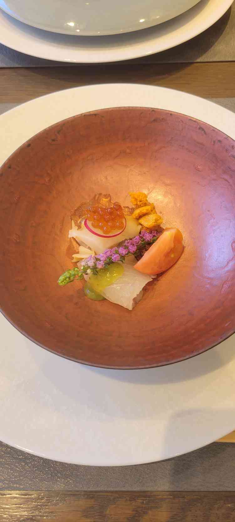 生魚とジュレの前菜です。雲丹やイクラなと磯の香り漂います。