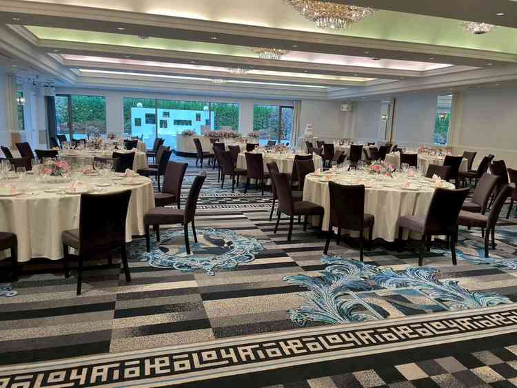 披露宴会場。広さも充分で、開放感のある会場。後ろの木々等がライトアップされる。