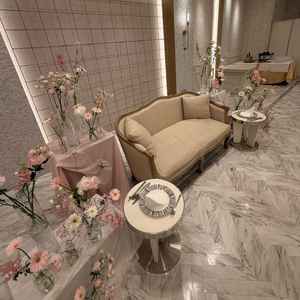 3つあるうちの2つ目の披露宴会場です。長く座っていても座り心地の良いソファが印象的でした。