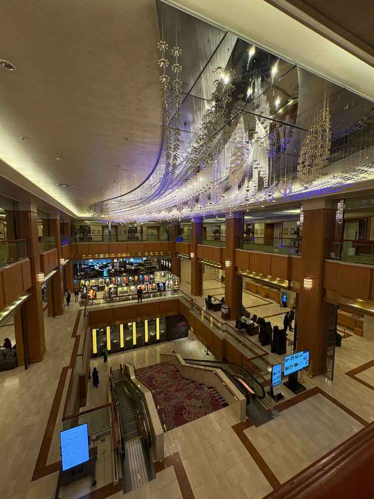 開放感のあるロビーで、大きなシャンデリアがとても綺麗でした。