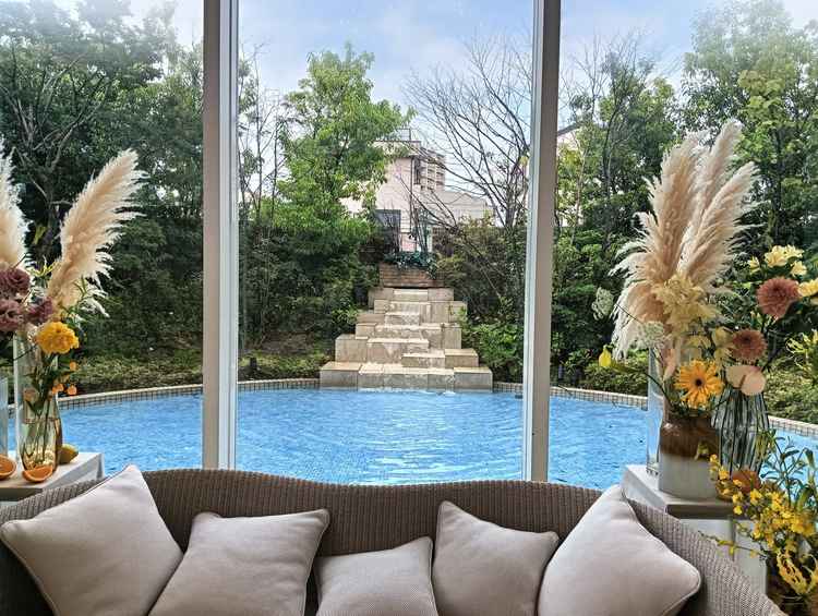 高砂後ろは全面ガラス張りで自然光がたくさん入ってくる