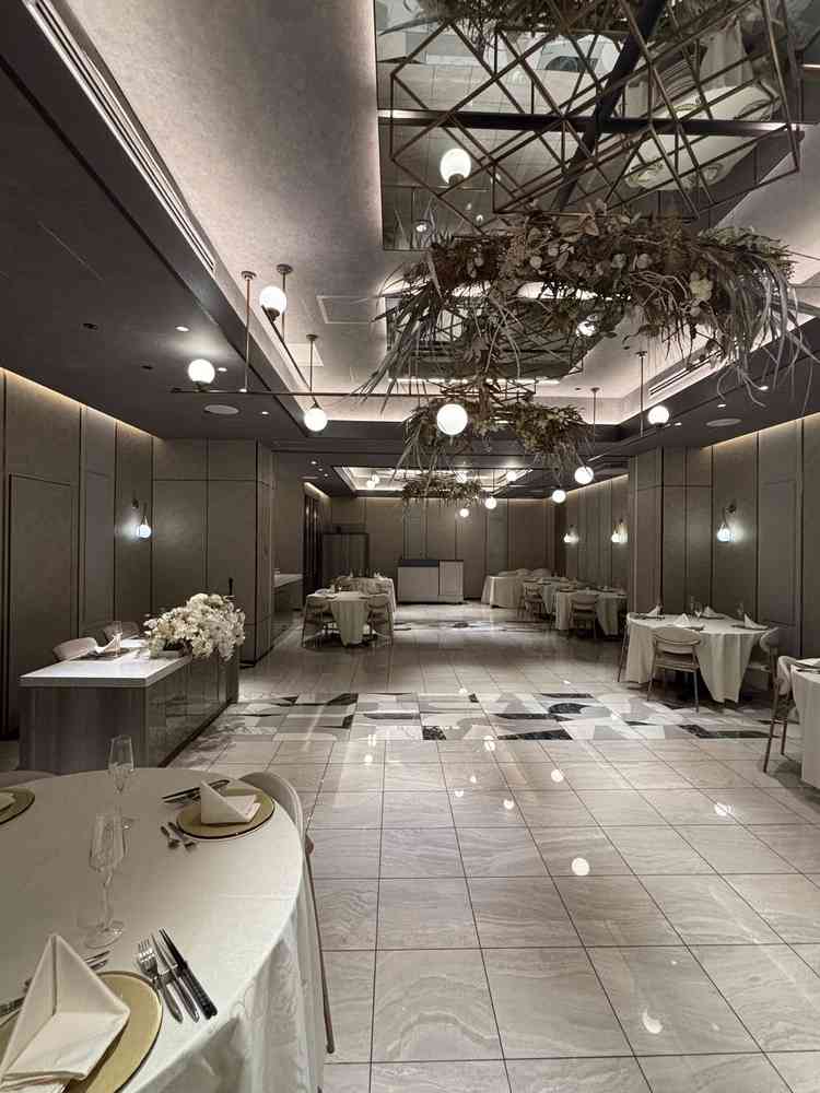 写真より広く感じました。花の装飾や飾り付け次第で雰囲気をガラッと変えられる自由さが良いと思います