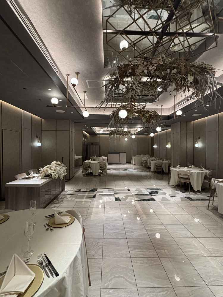 写真より広く感じました。花の装飾や飾り付け次第で雰囲気をガラッと変えられる自由さが良いと思います