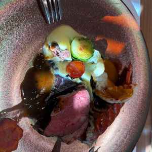 メイン料理のサーロインとオマール海老。ソースに出汁を用いており日本人の舌に馴染みがありました。