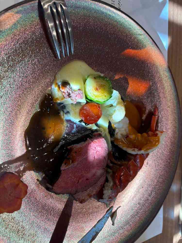 メイン料理のサーロインとオマール海老。ソースに出汁を用いており日本人の舌に馴染みがありました。