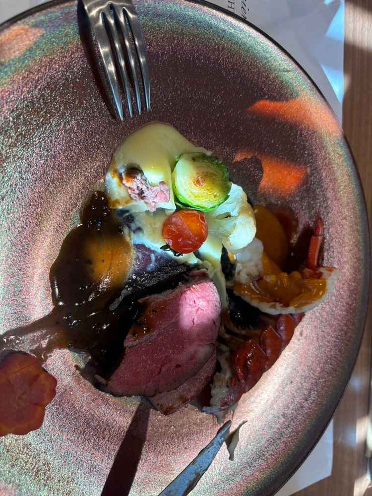 メイン料理のサーロインとオマール海老。ソースに出汁を用いており日本人の舌に馴染みがありました。