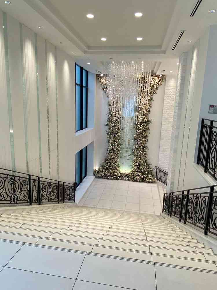 階段の1番下には大きなモニターがあり、新郎新婦の表情をしっかりと確認することができます。