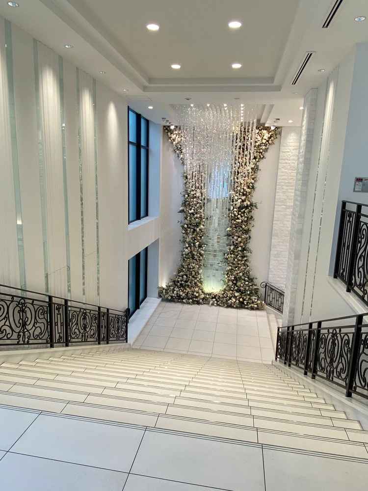 階段の1番下には大きなモニターがあり、新郎新婦の表情をしっかりと確認することができます。