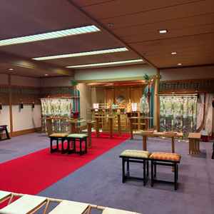 神殿、木目の天井で雰囲気がよかった。