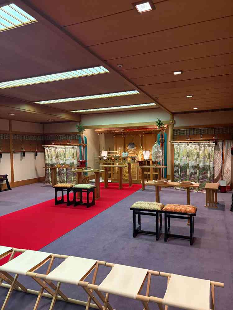 神殿、木目の天井で雰囲気がよかった。