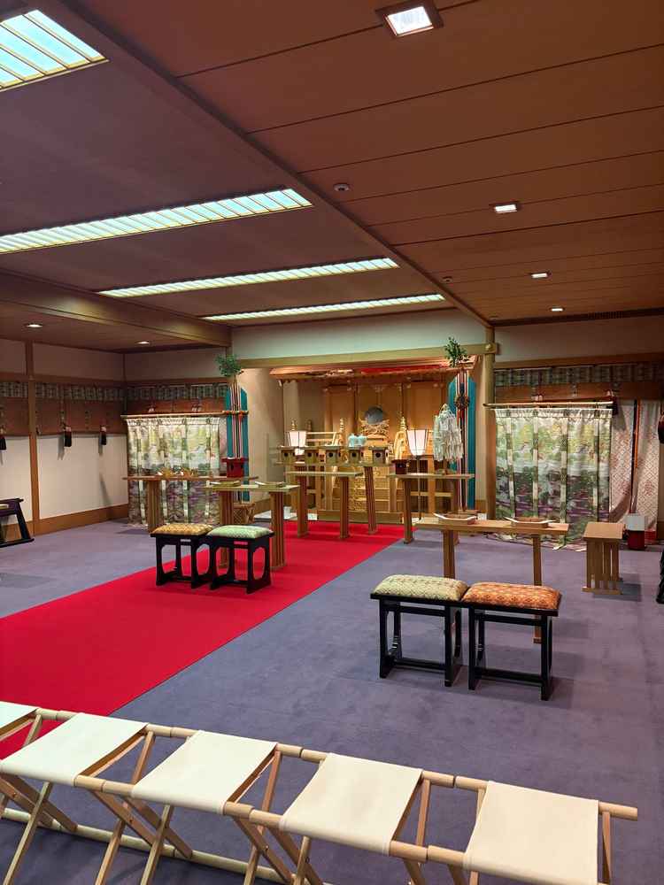 神殿、木目の天井で雰囲気がよかった。