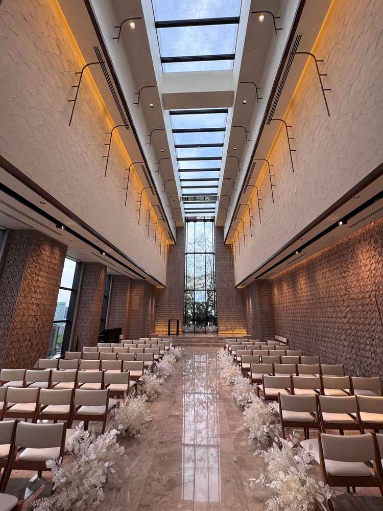 チャペル、天井が高くとても開放的な印象