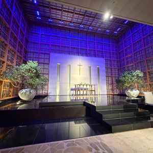 結婚式会場は水が流れる空間で特別な雰囲気がありました。十字架は取り外せるそうです。