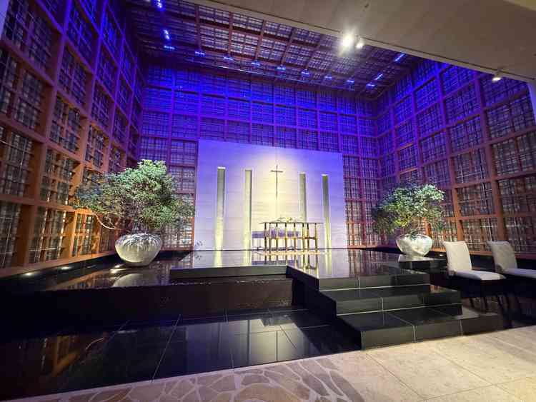 結婚式会場は水が流れる空間で特別な雰囲気がありました。十字架は取り外せるそうです。
