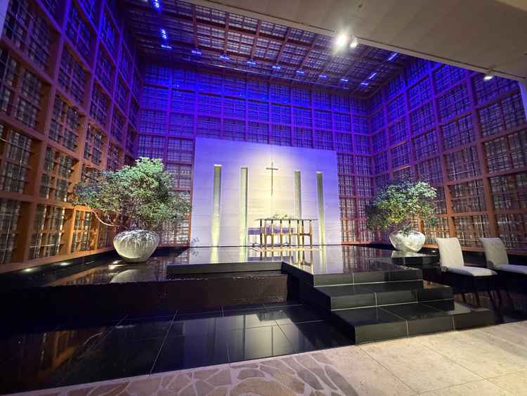 結婚式会場は水が流れる空間で特別な雰囲気がありました。十字架は取り外せるそうです。