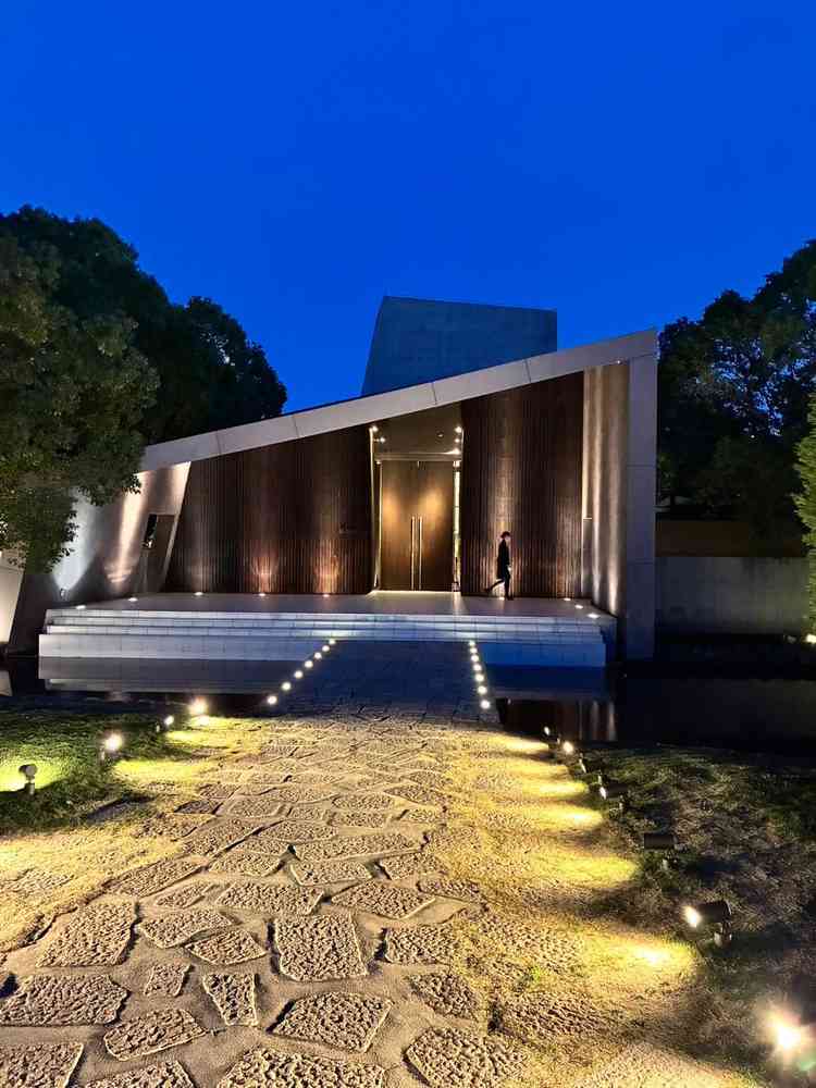 17時頃からの見学だったのでチャペルの見学時には暗くなっていましたが、ライトアップも素敵でした。