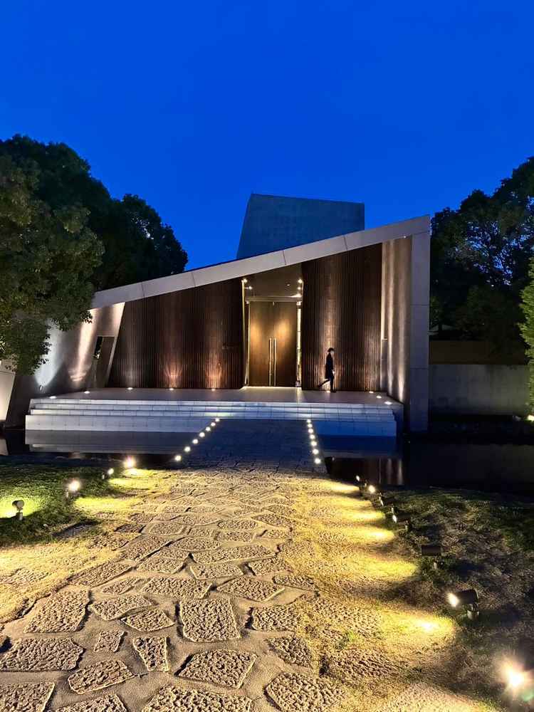 17時頃からの見学だったのでチャペルの見学時には暗くなっていましたが、ライトアップも素敵でした。