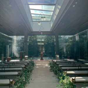 挙式会場の写真。自然が多く、ガラス張りのため開放感があり良い。